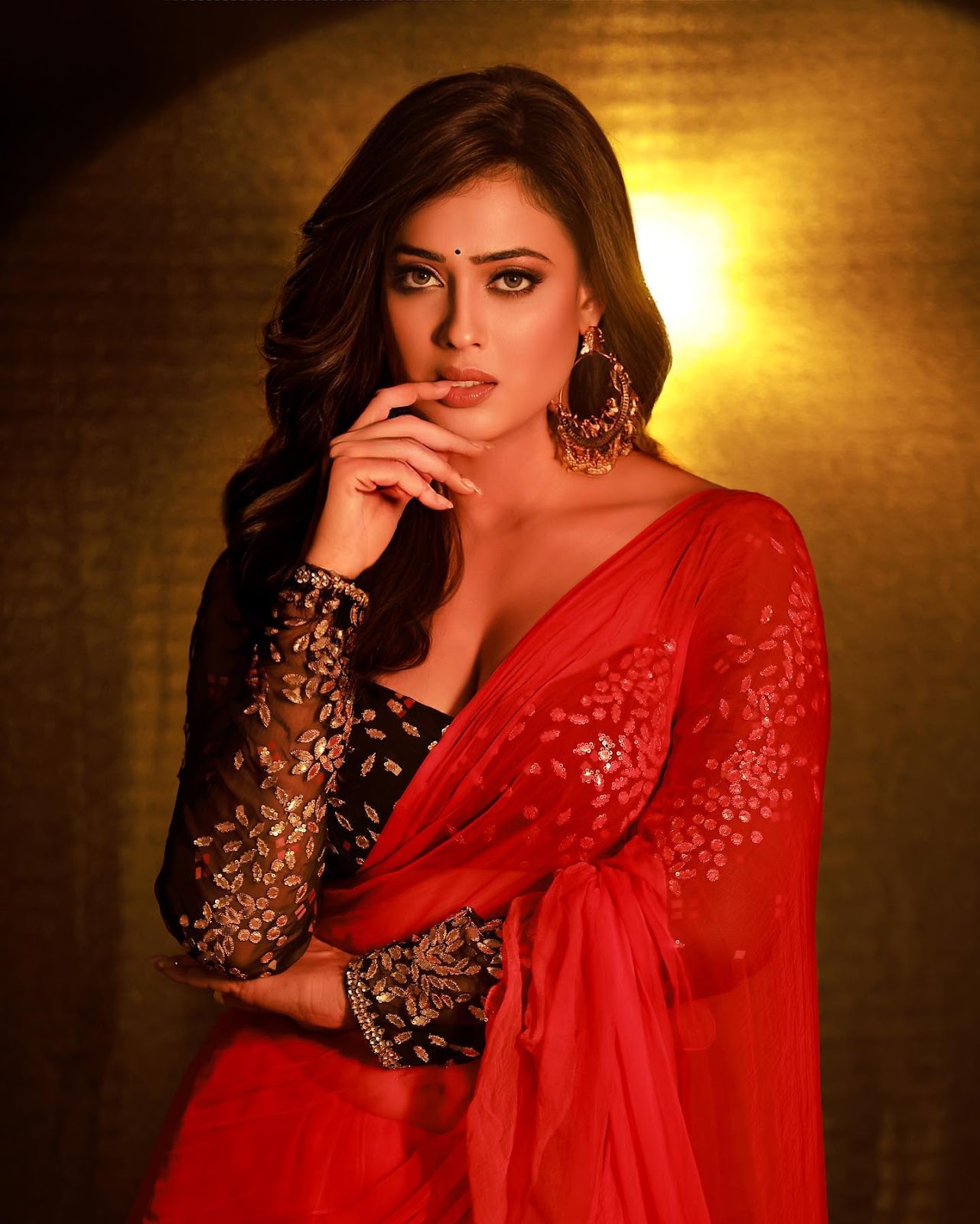 Shweta Tiwari In Red Saree With Cleavage Baring Blouse Looks Stunning Hot See Latest Hot Photos 